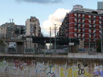 I palazzoni della zona del Redentore, nel quartiere Libert� che si stagliano a poca distanza completano l'atmosfera da "giungla urbana"